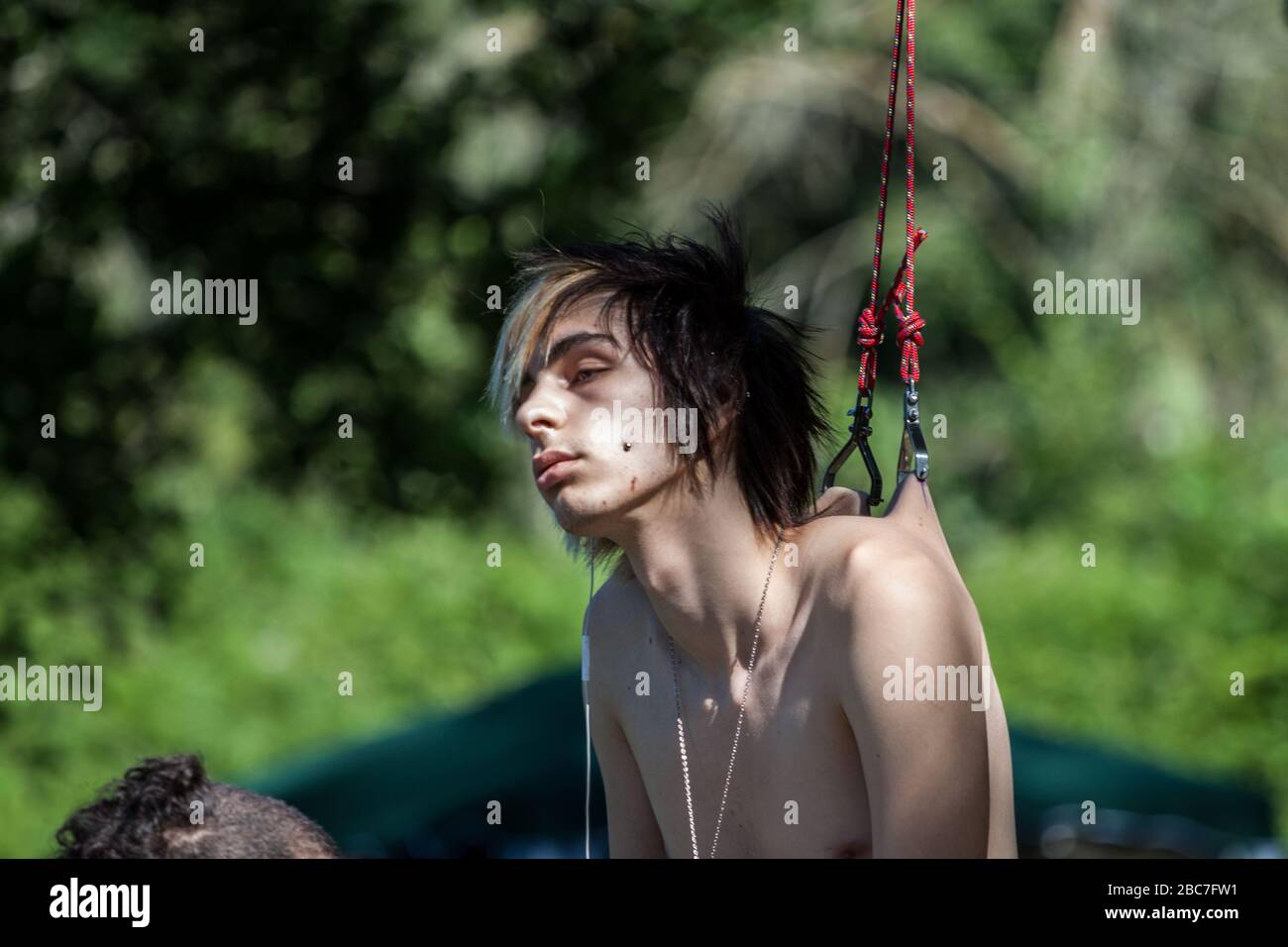 body piercing appeso al lago Foto Stock