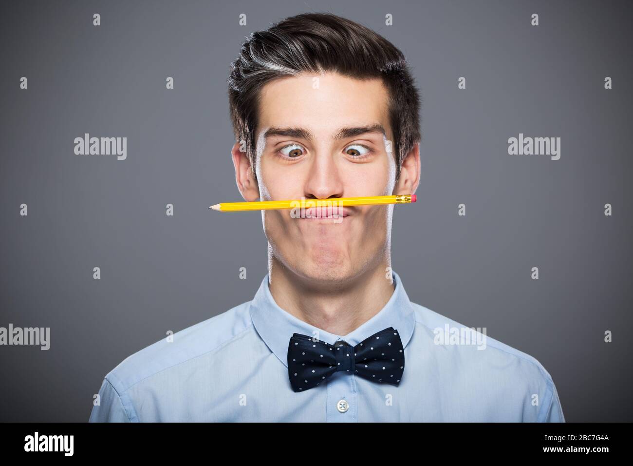 Uomo che fa le facce Foto Stock