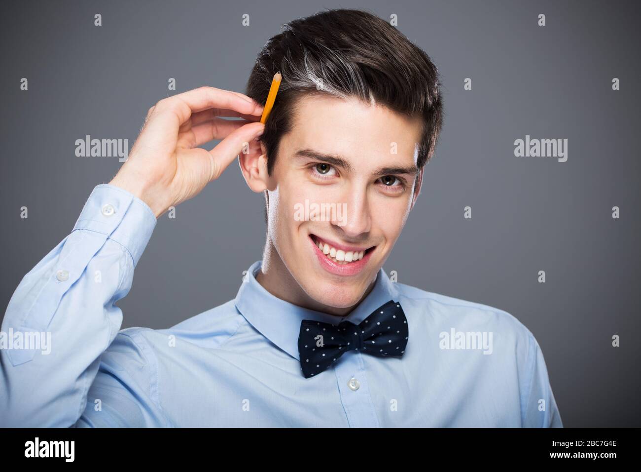 Giovane uomo sorridente Foto Stock