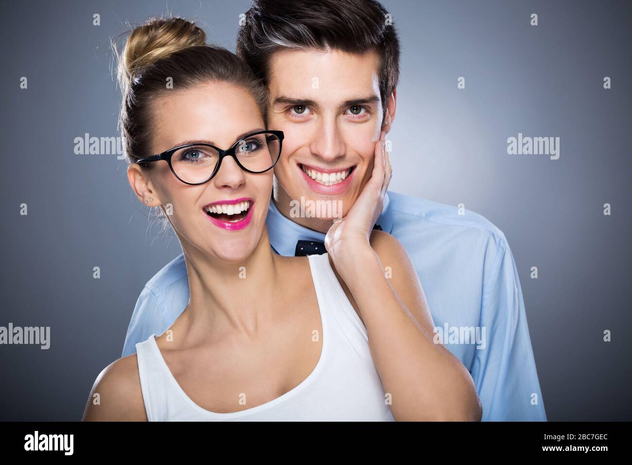 Giovane coppia su sfondo grigio Foto Stock