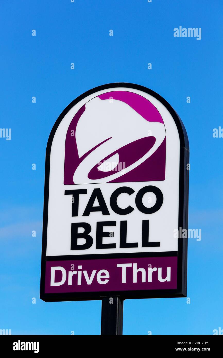 Logo per Taco Bell Drive Thru sedersi e togliere ristorante in stile americano, Irvine centro commerciale, Ayrshire, Regno Unito Foto Stock