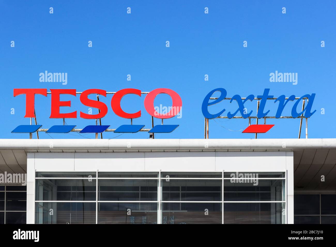 Logo del supermercato Tesco sul tetto del superstore di Irvine, Scozia Foto Stock