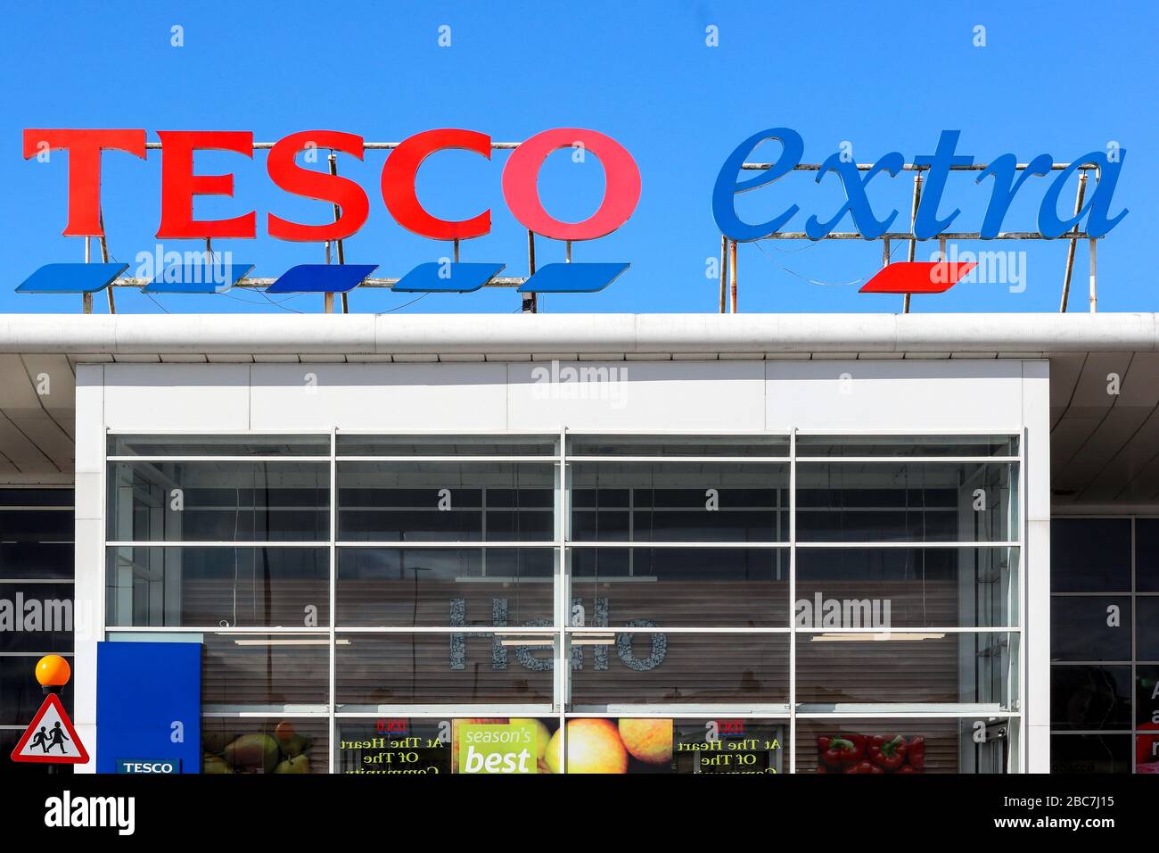 Logo del supermercato Tesco sul tetto del superstore di Irvine, Scozia Foto Stock