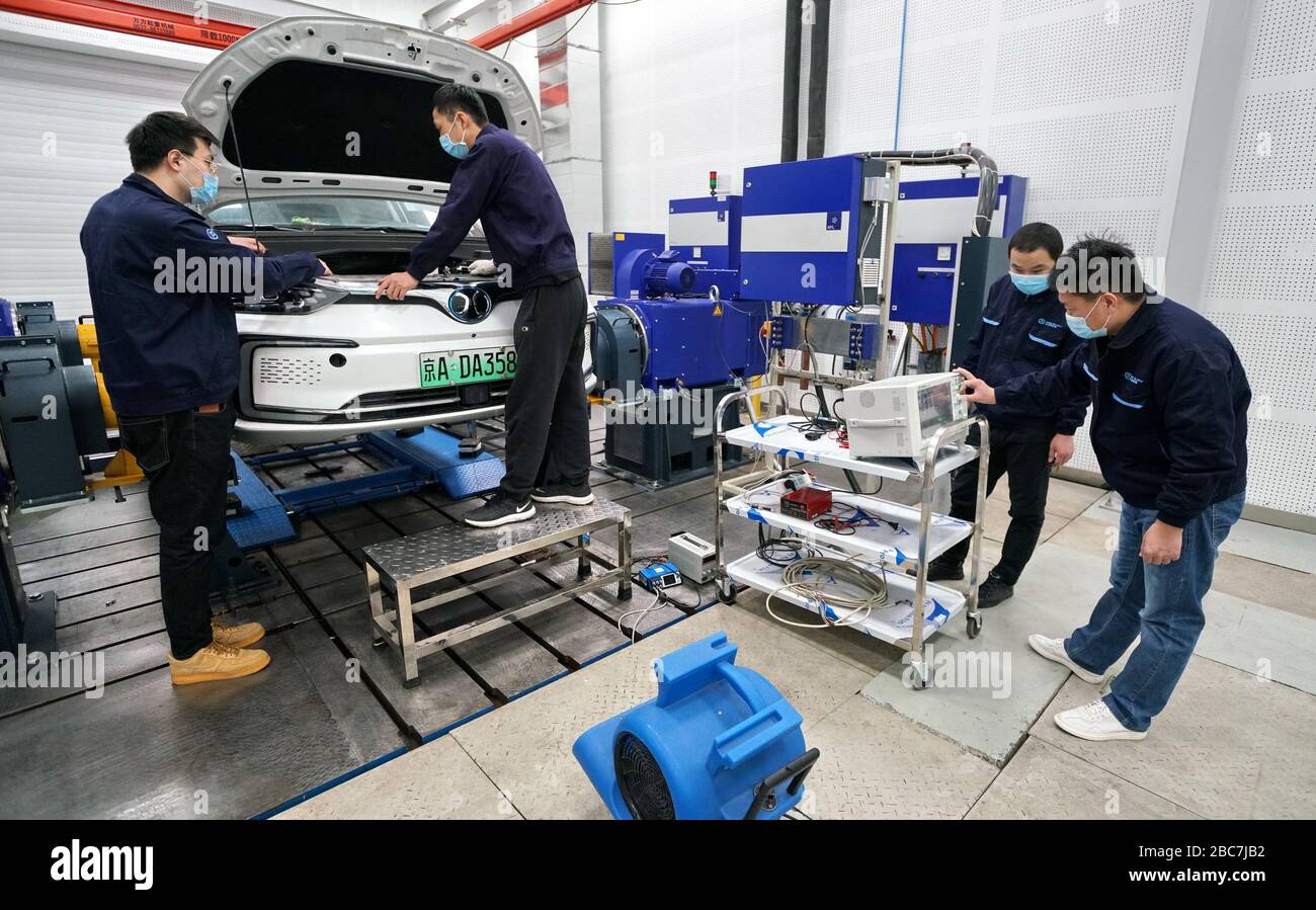 (200403) -- PECHINO, 3 aprile 2020 (Xinhua) -- i tecnici eseguono test di prestazioni per un nuovo veicolo presso il centro di ricerca di Beijing Electric Vehicle Co. (BJEV), il braccio di produzione di auto elettriche di Beijing Automotive Group Co., o BAIC, a Pechino, capitale della Cina, 3 aprile 2020. La BJEV ha ripreso il funzionamento con misure di controllo epidemico intensificate. (Xinhua/li Xin) Foto Stock