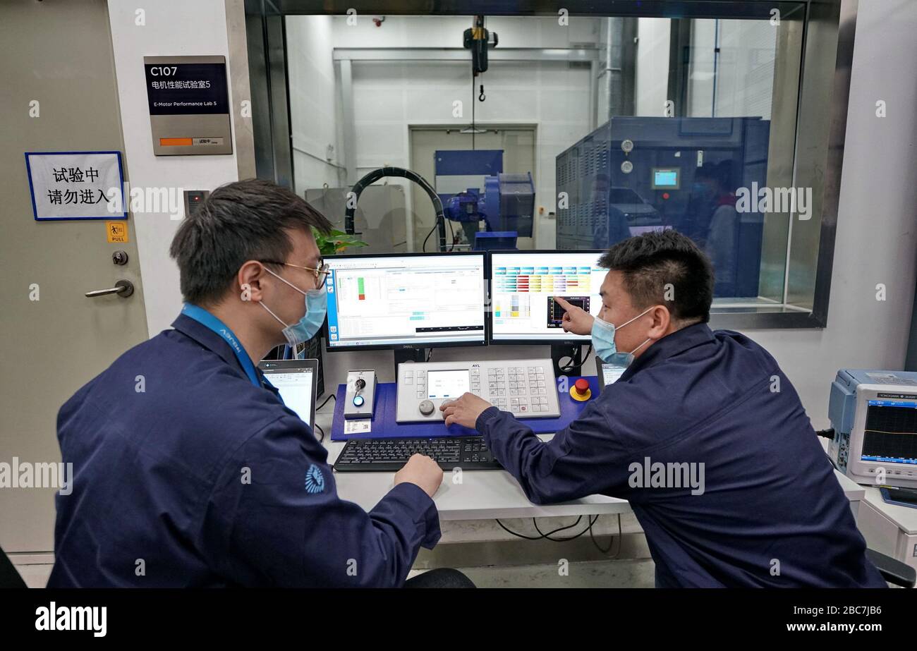 (200403) -- PECHINO, 3 aprile 2020 (Xinhua) -- i tecnici eseguono il test delle prestazioni dei motori elettronici presso il centro di ricerca di Beijing Electric Vehicle Co. (BJEV), il braccio per la produzione di auto elettriche di Beijing Automotive Group Co., o BAIC, a Pechino, capitale della Cina, 3 aprile 2020. La BJEV ha ripreso il funzionamento con misure di controllo epidemico intensificate. (Xinhua/li Xin) Foto Stock