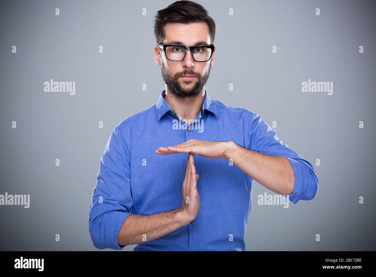 Uomo che mostra il gesto di timeout Foto Stock