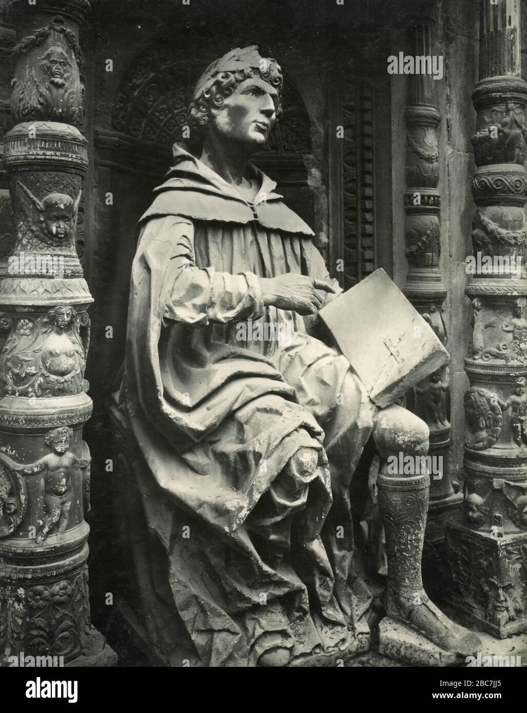 Plinio il Vecchio, statua in marmo dell'artista italiano Amuzio da Lurago, facciata della cattedrale, Como, Italia anni Venti Foto Stock