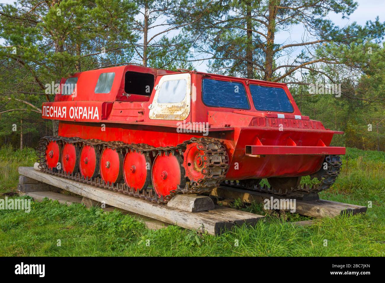 SHARYA, RUSSIA - 24 SETTEMBRE 2018: Primo piano del vecchio veicolo sovietico per l'estinzione di tutti i terreni VPL-149 Foto Stock