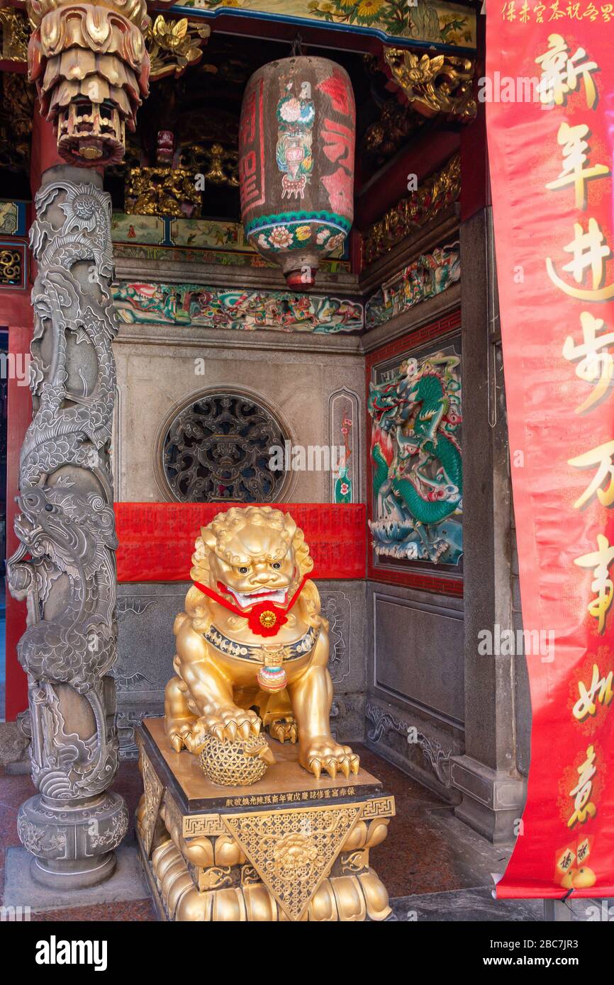 Leone Guardiano all'ingresso del Tempio Cinese Tan si Chong su, Magazine Road, Clarke Quay, Singapore Foto Stock