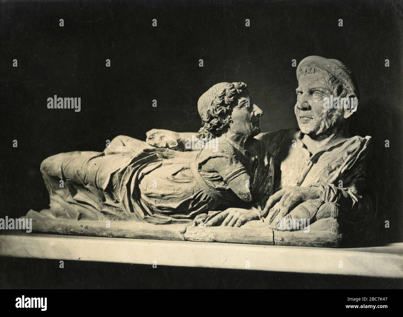 Coperchio di Urno cinerario romano-etrusco con figure menzogne, Museo Guarnacci, Volterra, Italia anni Venti Foto Stock
