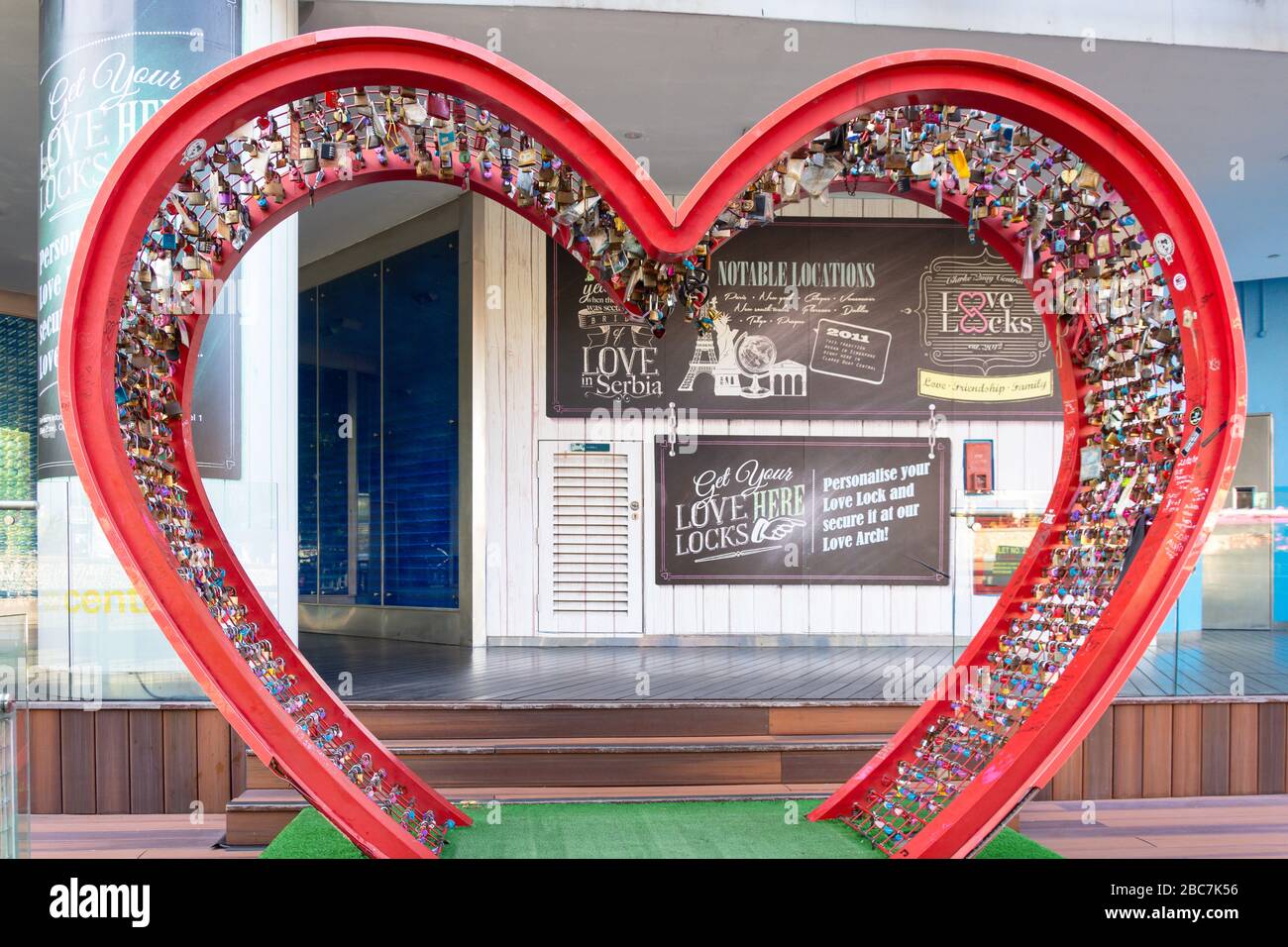 Stand a forma di cuore per amori lucchetti sul lungofiume, Clarke Quay, Central Area, Singapore Foto Stock