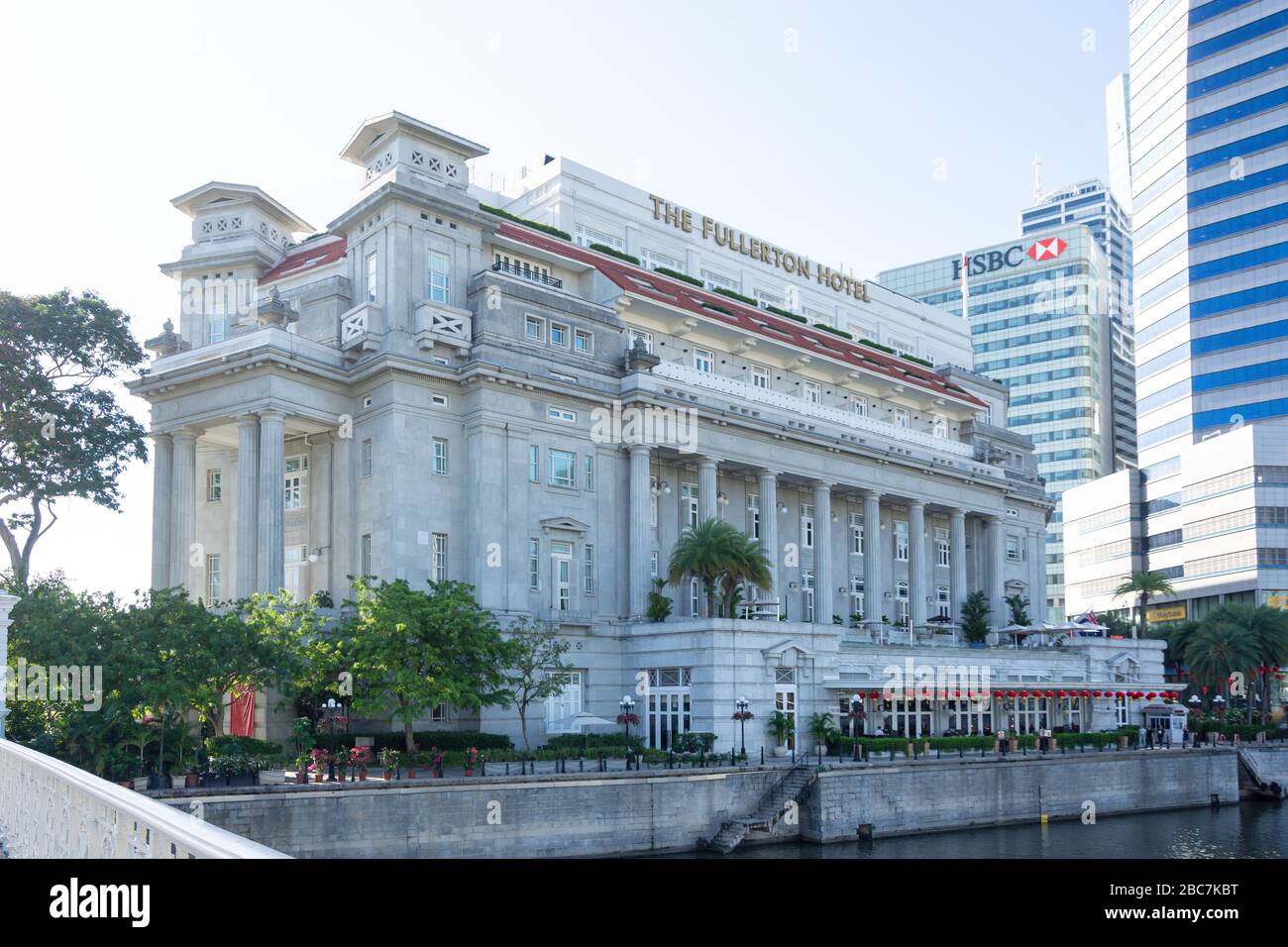 The Fullerton Hotel from Anderson Bridge, Fullerton Square, Central Business District (CBD), Downtown Core, Central Area, Singapore Foto Stock