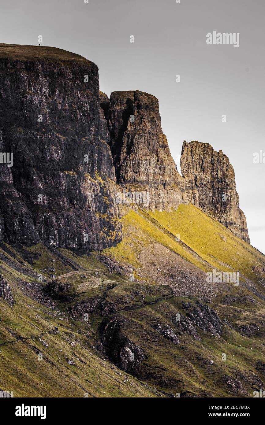 Ritratto della montagna del Quiraing in condizioni di clima mite e con luce solare Foto Stock