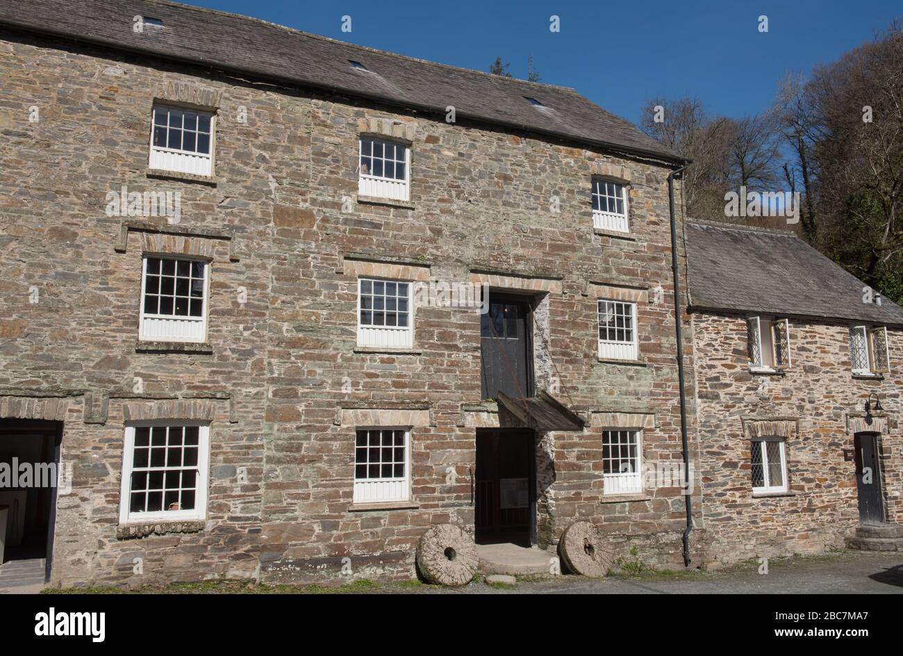 Tradizionale Old Cornish Three Story Mill House a Cotehele in Cornovaglia Rurale, Inghilterra, Regno Unito Foto Stock