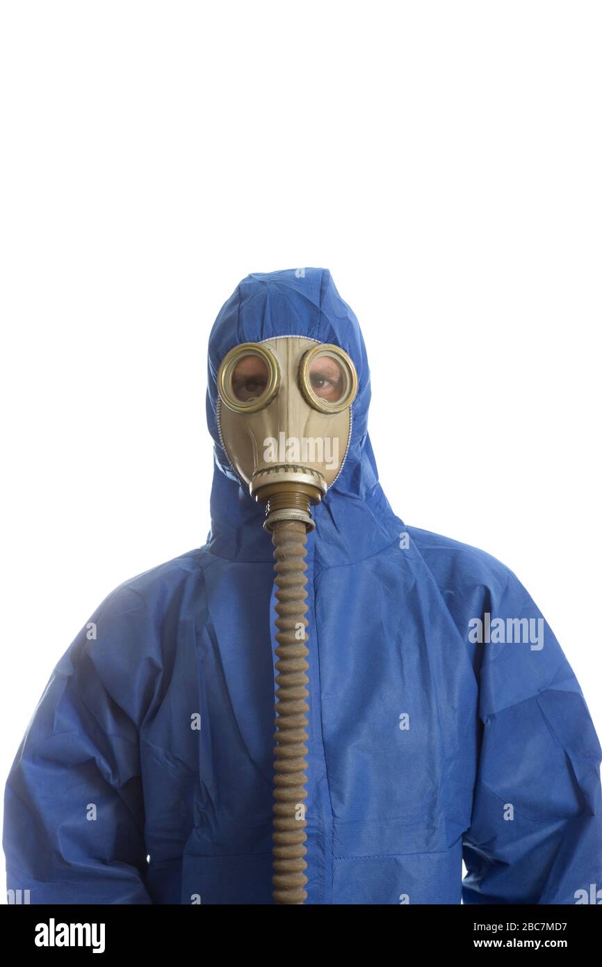 Uomini in tuta protettiva con maschera a gas isolata Foto stock - Alamy