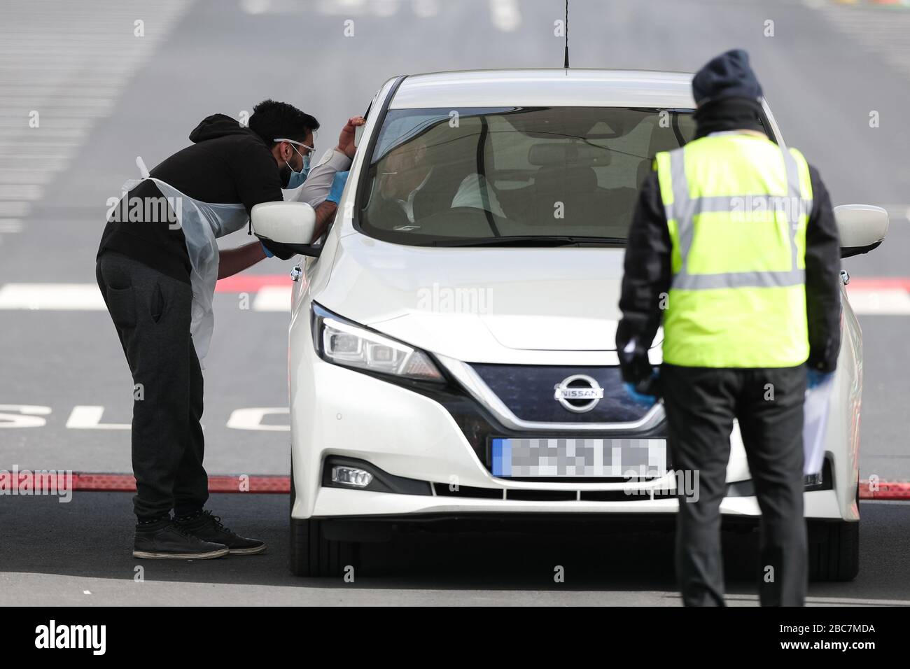 TARGA PIXELATED DA PA PICTURE DESK UN tester amministra un test di coronavirus in un sito di test vicino all'aeroporto di Manchester, come il Regno Unito continua in blocco per contribuire a frenare la diffusione del coronavirus. Foto Stock