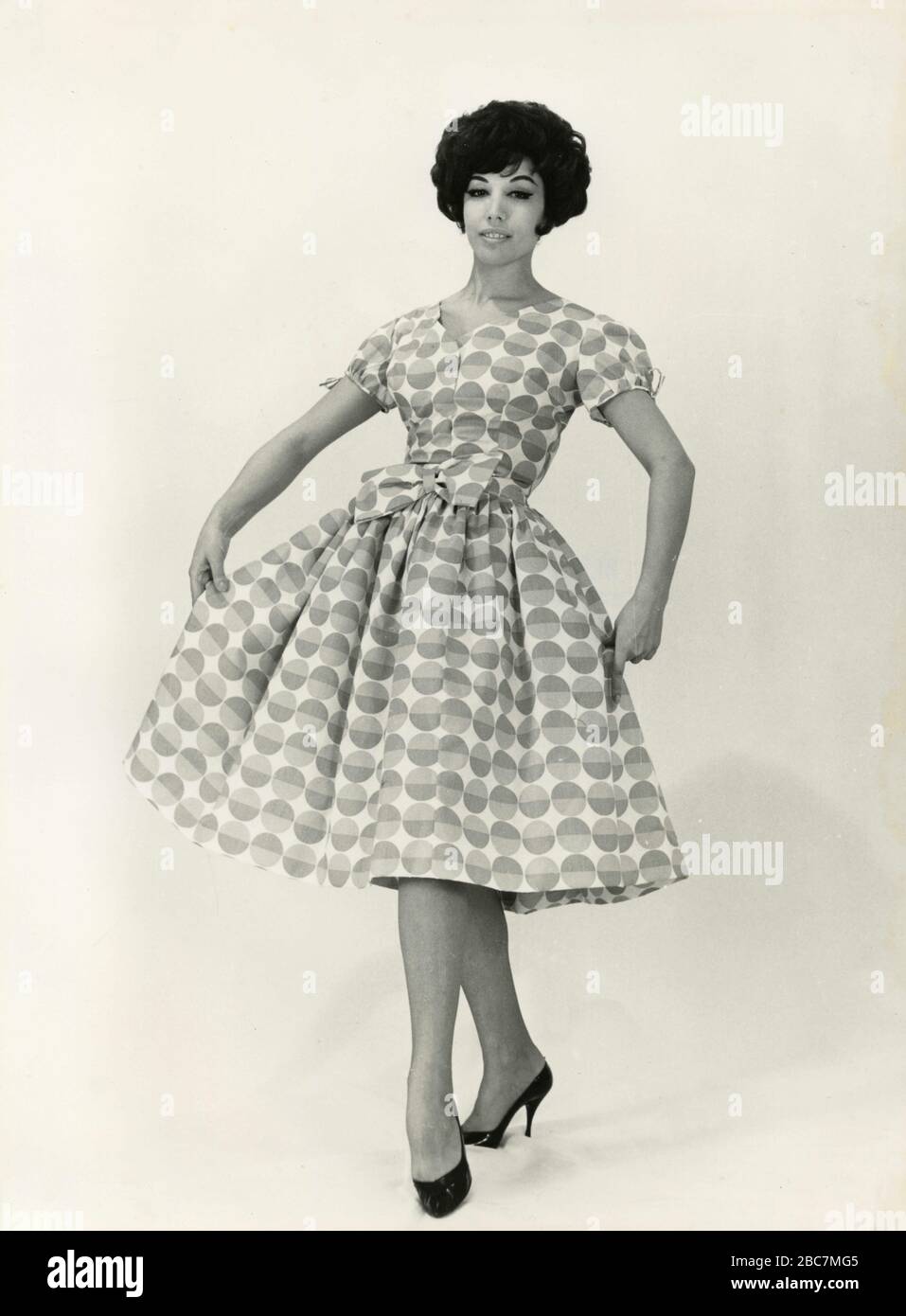Modello degli anni Sessanta con abito con motivo, Italia Foto Stock