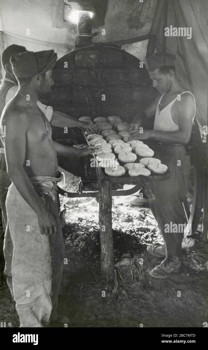 Esercito reale Italiano forze armate di sostegno pane sul fronte di battaglia Libico, Tobruk, Libia 1941 Foto Stock