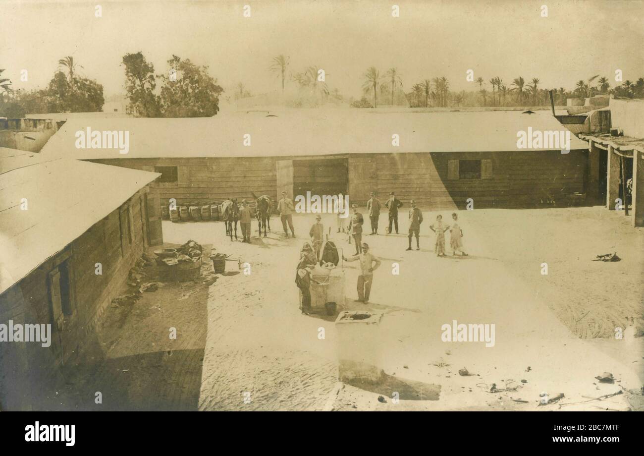 Ufficiali e soldati dell'Esercito reale Italiano dislocati a Tripoli, Libia 1912 Foto Stock