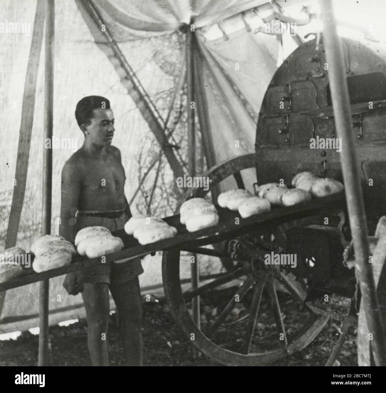 Pane di supporto militare dell'esercito reale italiano sul fronte di battaglia Libico, Tobruk, Libia 1941 Foto Stock