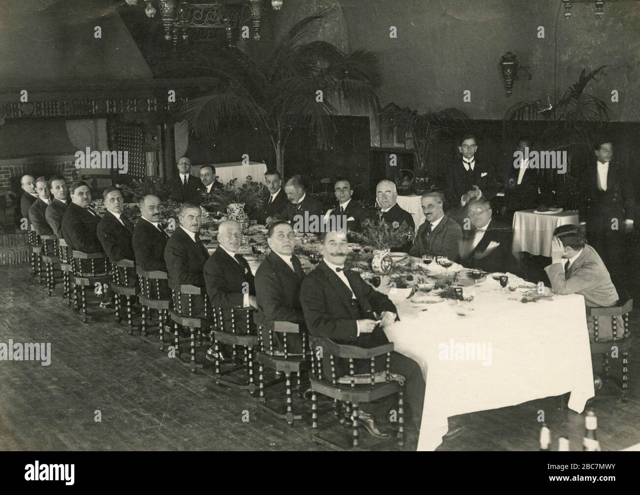 Grande gruppo di uomini in un ristorante seduto al tavolo, in Italia anni '10 Foto Stock