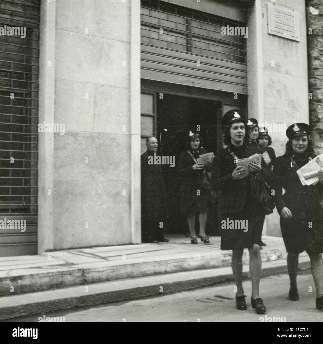 Postwomen che lascia l'ufficio con la posta da consegnare, Roma, Italia 1945 Foto Stock