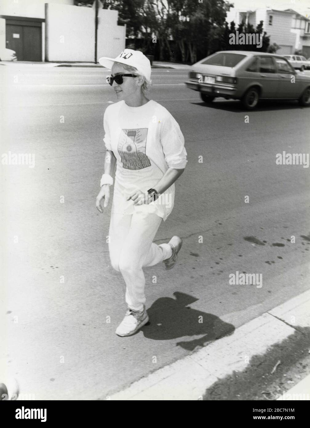 Cantante e show girl americano Madonna jogging, Malibu, Cal, USA 1987 Foto Stock