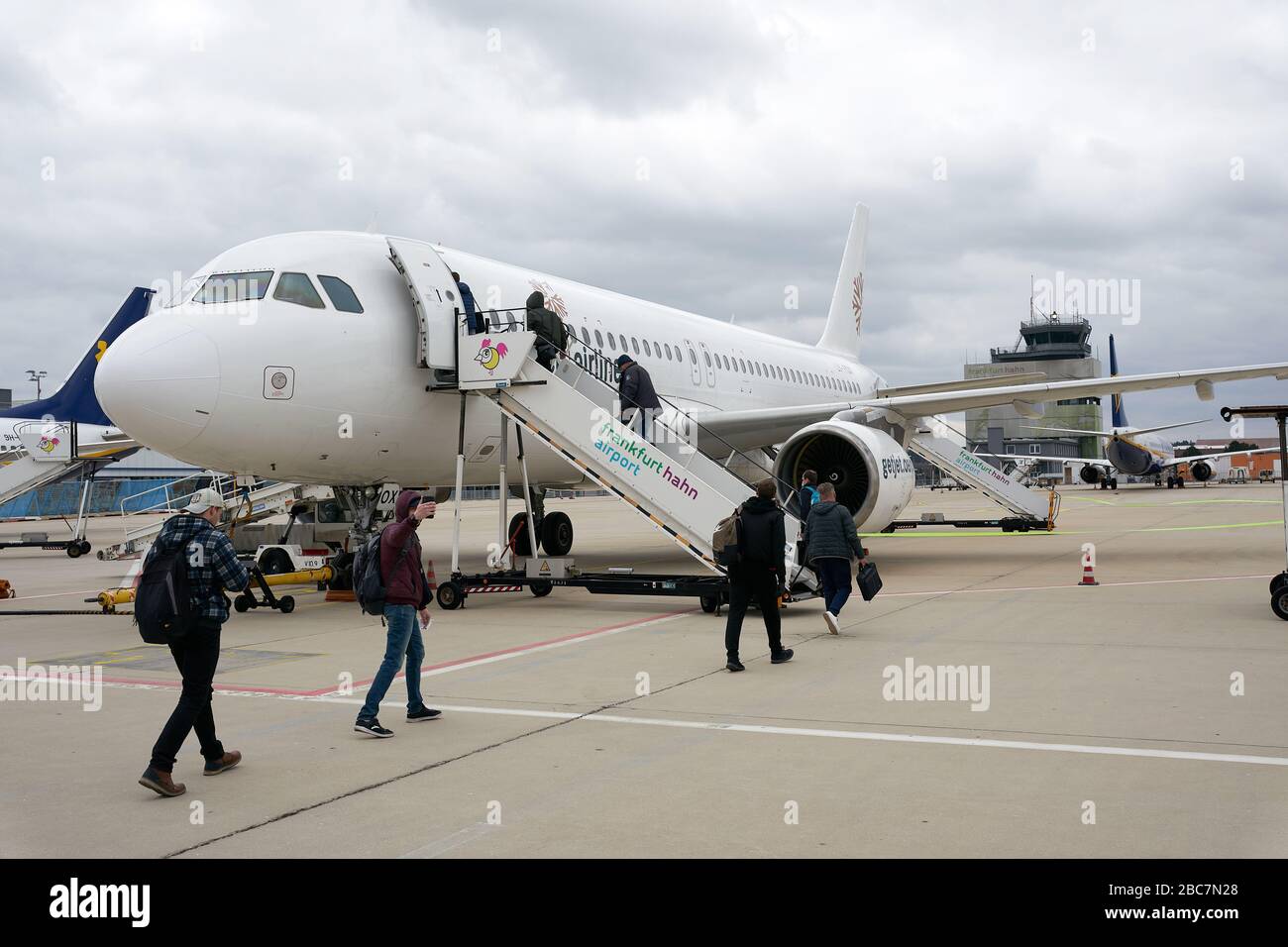 Hahn, Germania. 03rd Apr, 2020. Circa 200 camionisti di un'agenzia di spedizione lituana salirete a bordo di un aereo all'aeroporto di Hahn. A causa della crisi corona, l'azienda riporta i suoi driver con un aereo charter. Credito: Thomas Frey/dpa/Alamy Live News Foto Stock