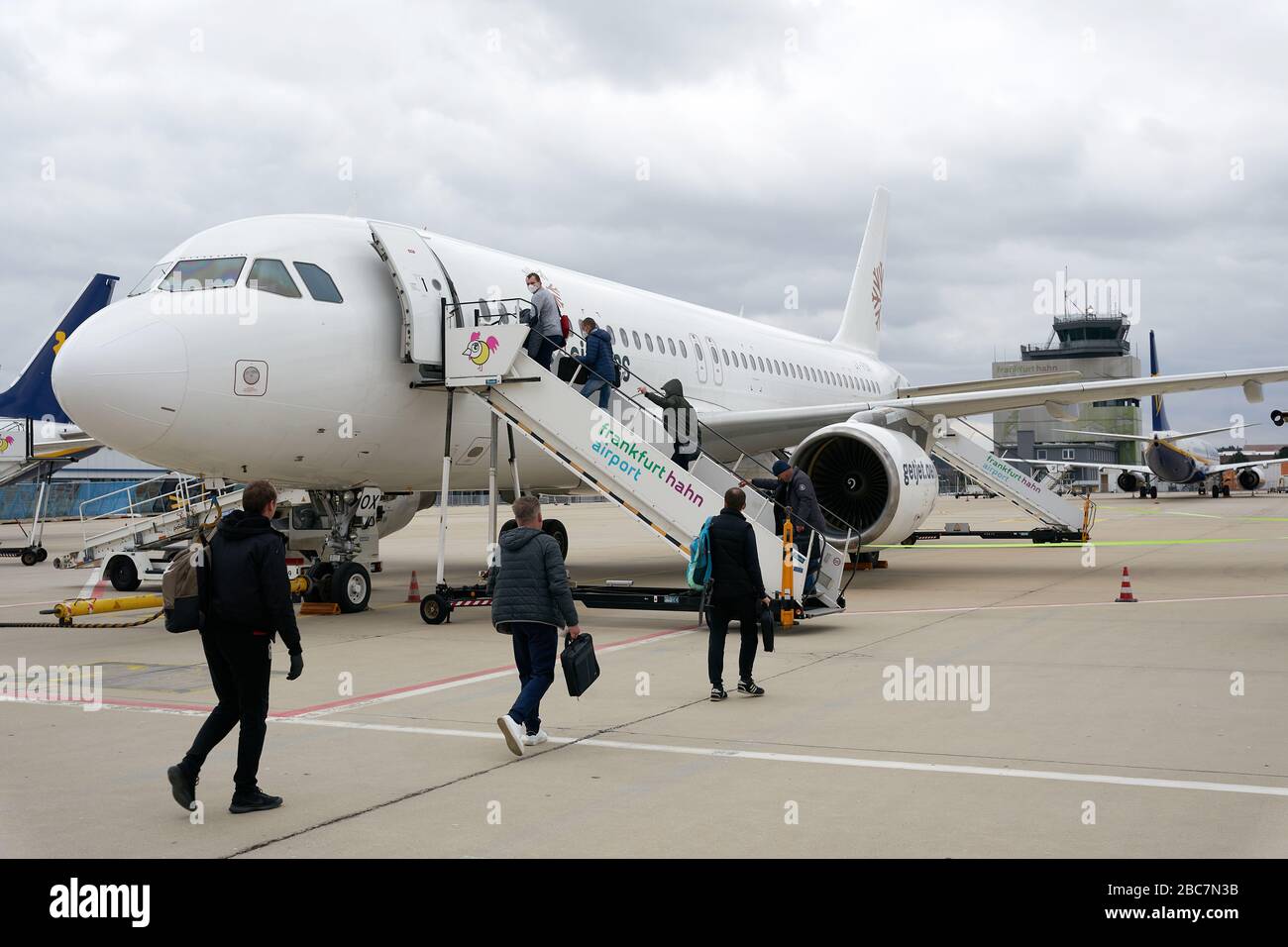 Hahn, Germania. 03rd Apr, 2020. Circa 200 camionisti di un'agenzia di spedizione lituana salirete a bordo di un aereo all'aeroporto di Hahn. A causa della crisi corona, l'azienda riporta i suoi driver con un aereo charter. Credito: Thomas Frey/dpa/Alamy Live News Foto Stock