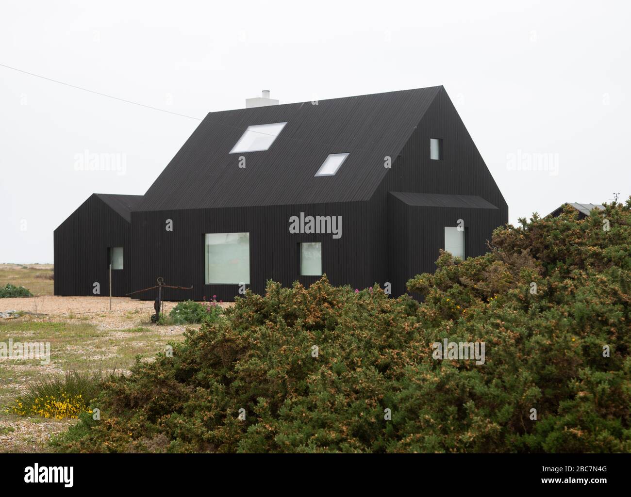 North VAT, Rodić Davidson Architects progettato nero casa in legno colorato costruito a Dungeness, Kent. Foto Stock