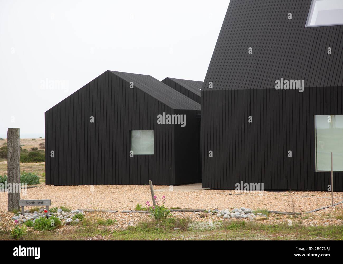 North VAT, Rodić Davidson Architects progettato nero casa in legno colorato costruito a Dungeness, Kent. Foto Stock