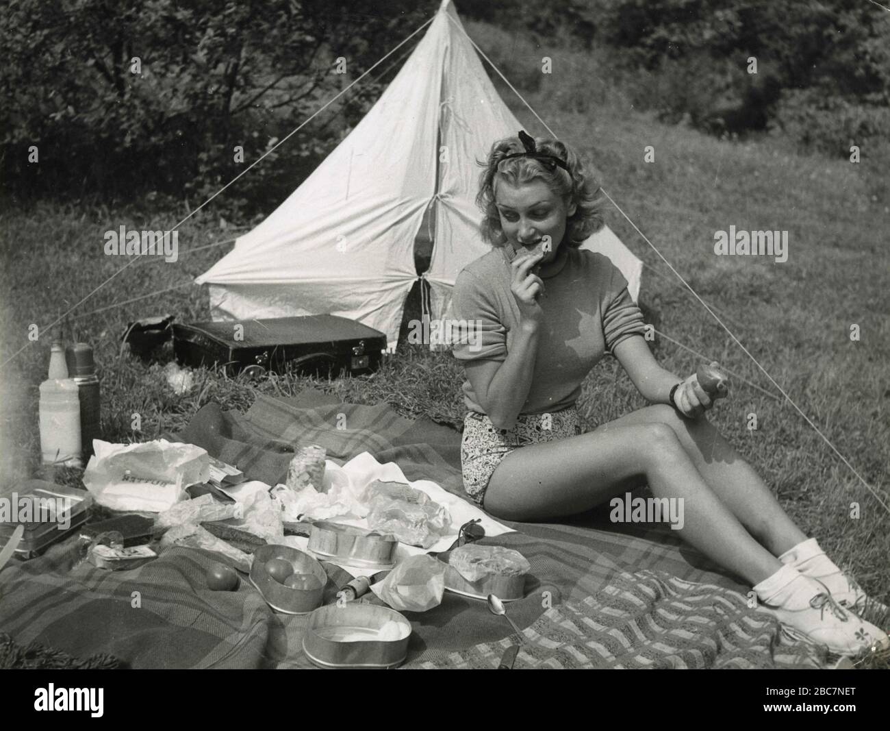 L'attrice austriaca Monika Burg AKA Claude Farell riposa in campagna, Germania anni '50 Foto Stock