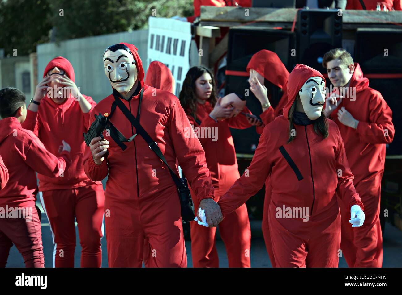 Maschere alla sfilata di carnevale ispirate alla serie televisiva Money Heist Foto Stock