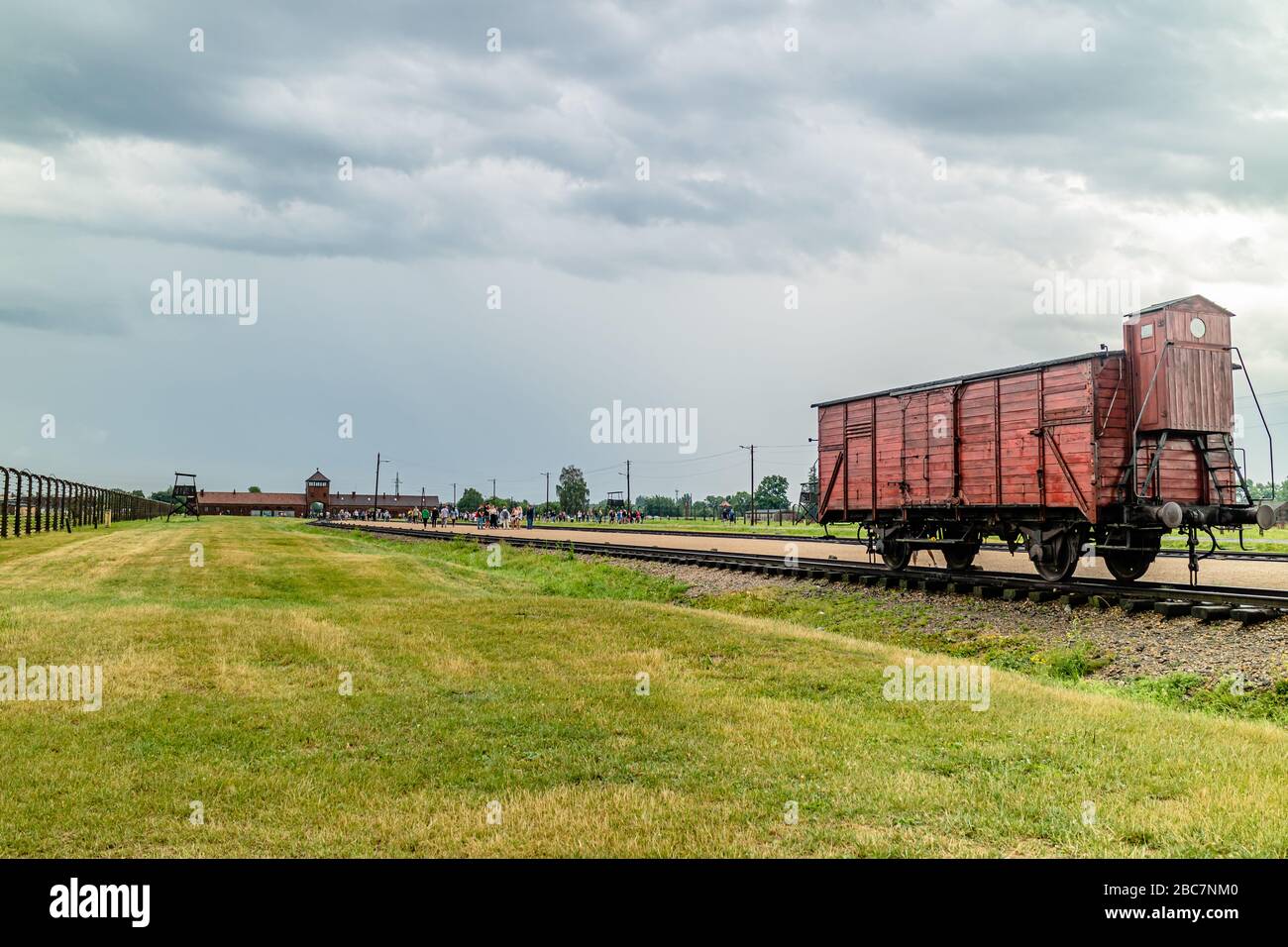 Un vagone ferroviario all'interno dell'ingresso del campo di concentramento di Auschwitz-Birkenau degli anni '40, ora conservato in memoria. Oswiecim, Polonia. Luglio 2017. Foto Stock