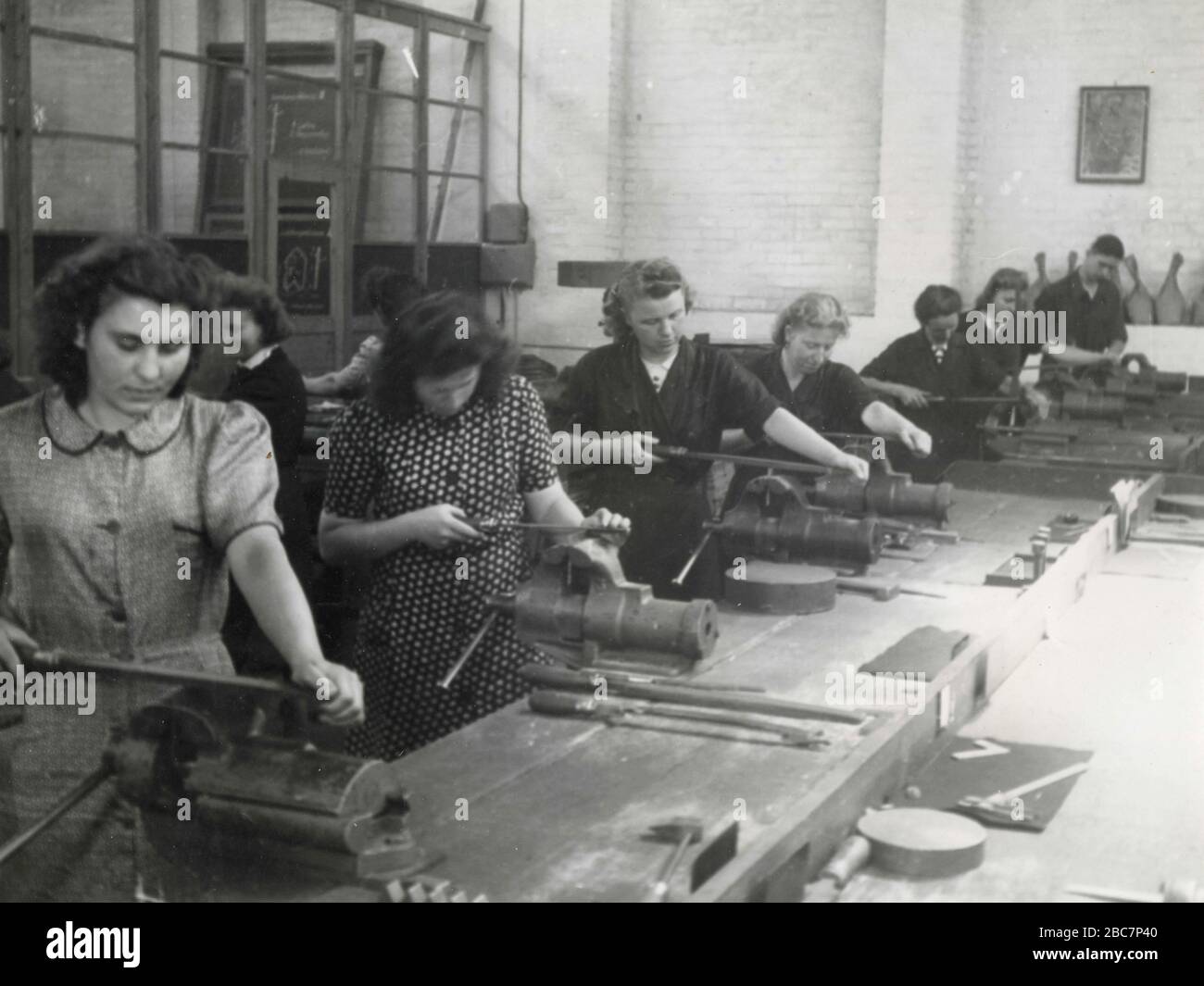 Donne tedesche che lavorano alla catena di montaggio, Germania anni trenta Foto Stock