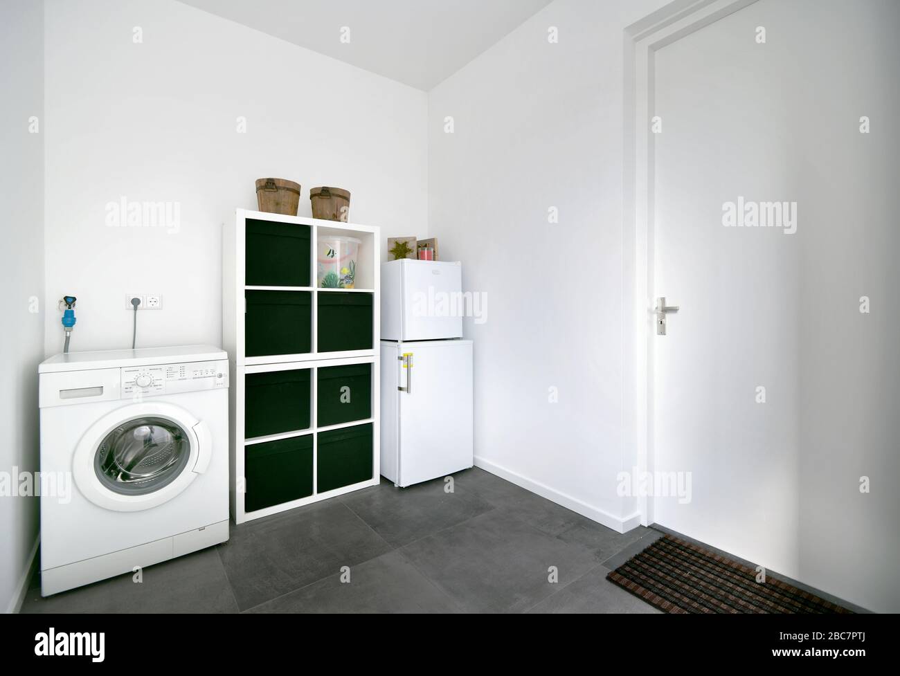 La lavanderia bianca con lavatrice e frigorifero in una casa olandese Foto  stock - Alamy