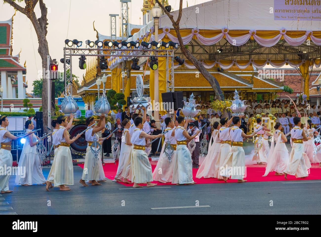 BANGKOK, THAILANDIA - 29 DICEMBRE 2018: Un frammento della cerimonia di Capodanno del canto buddista e delle preghiere Foto Stock