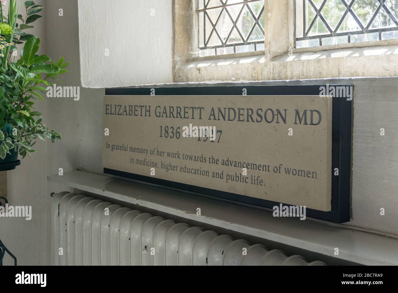 Monumento a Elizabeth Garrett Anderson MD, la prima dottoressa in Inghilterra, St Peter e St Pauls, Aldeburgh, Regno Unito Foto Stock