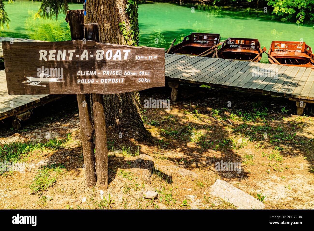 Noleggio barche a remi al Parco Nazionale dei Laghi di Plitvice, Croazia, Europa. Maggio 2017. Foto Stock