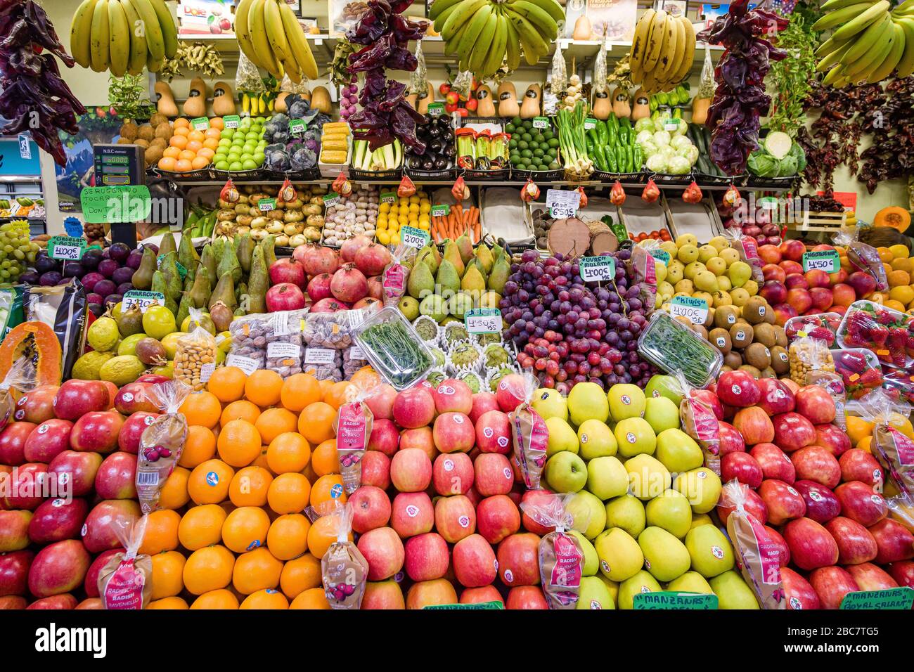 Tutti i tipi di frutta come mela, arancia, banana, pera, kiwi, uva, pomme de granate sono esposti per la vendita nel mercato locale Foto Stock