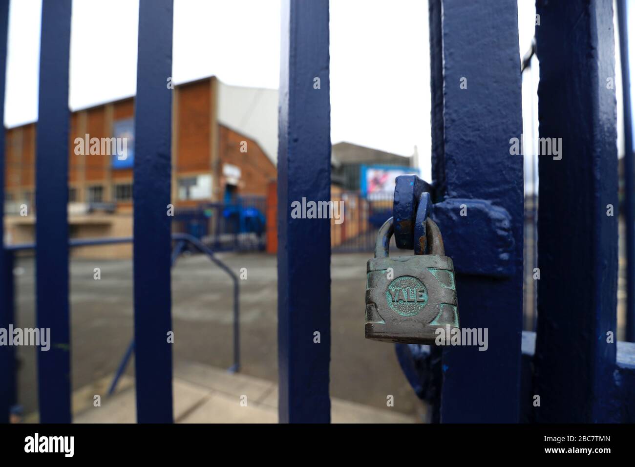 Foto del file datata 31-03-2020 di cancelli chiusi fuori dallo Stadio di Elland Road. Foto Stock