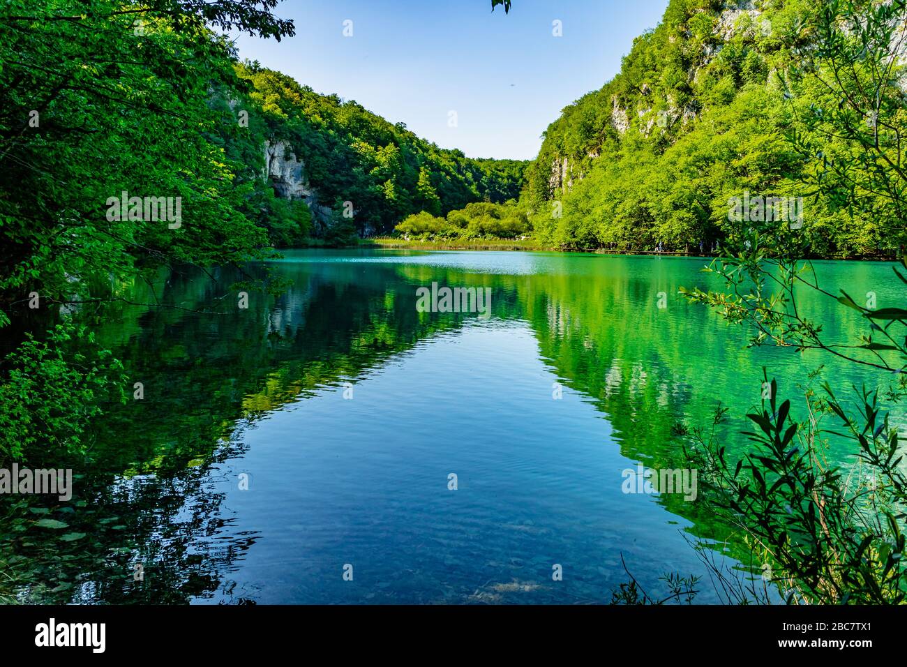 Vista su un lago tranquillo al Parco Nazionale dei Laghi di Plitvice, Croazia, Europa. Maggio 2017. Foto Stock
