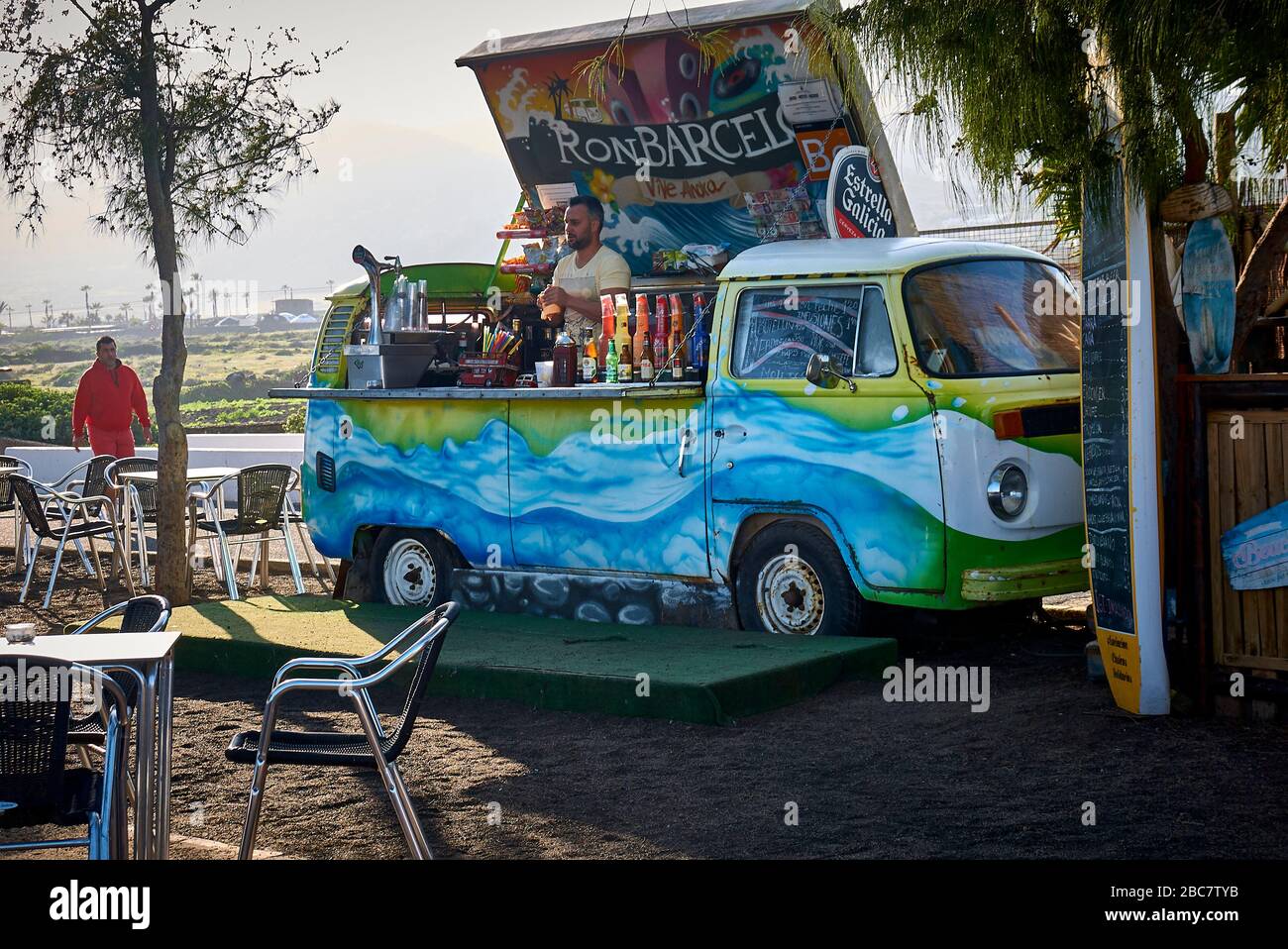 Un bar sulla spiaggia, colorato e avvolgido, sulla spiaggia di Arrieta. Foto Stock