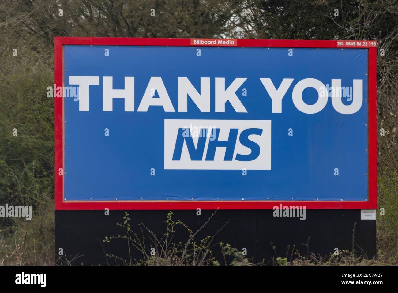 Grazie cartellone NHS. La pubblicità in ostaggio sulla A127 vicino Basildon, Essex, Regno Unito, ha usato per mostrare un grande messaggio di grazie al Servizio sanitario Nazionale Foto Stock