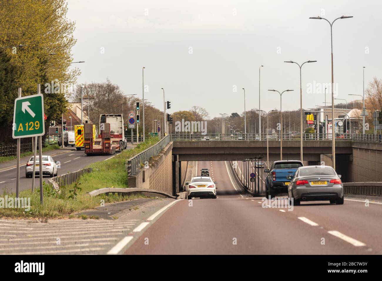 Rayleigh Weir A127 raccordo stradale arterioso Southend con il traffico. Incrocio con sottopassaggio alla rotonda con la A129 in direzione di Southend on Sea, Essex UK. Foto Stock