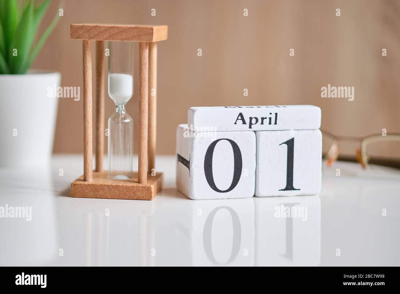 Data su cubi di legno bianco - il primo di aprile 01 su un tavolo bianco. Primo piano. Foto Stock