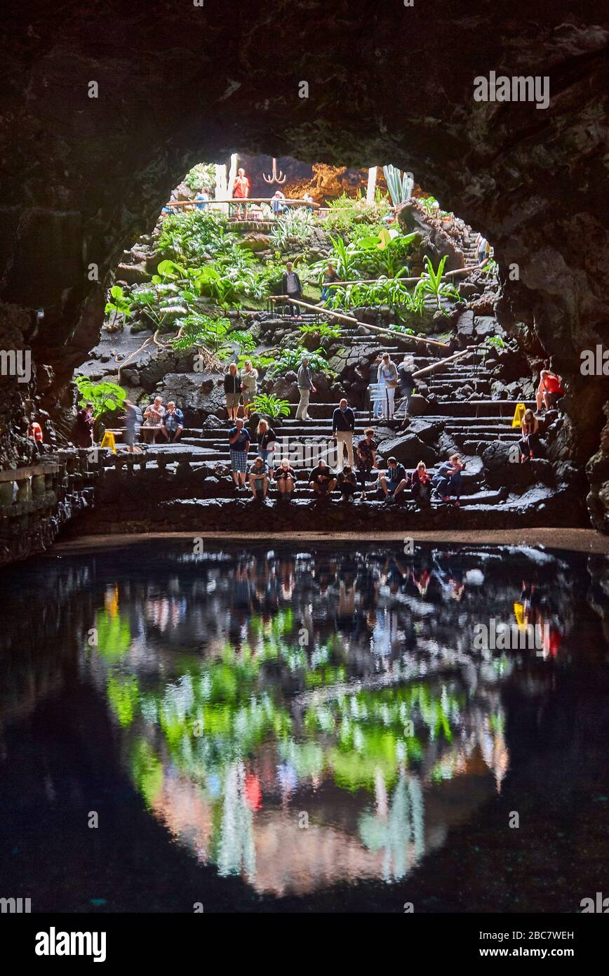 Il luogo turistico Jameos del Agua un lago subsurface di acqua salata. In esso vivono i gamberi ciechi bianchi. Foto Stock