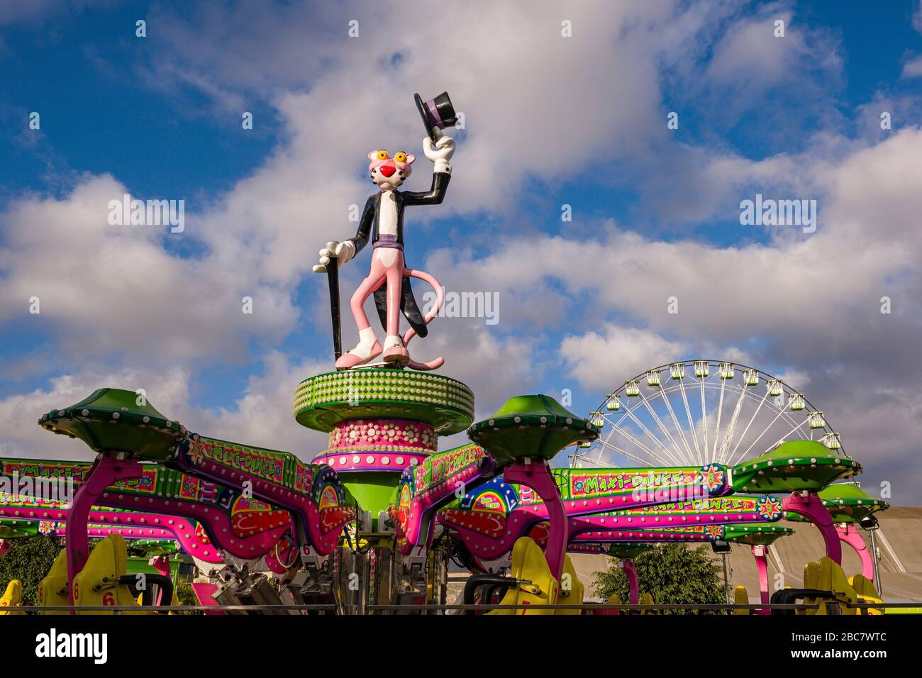 Scultura colorata del comico Pink Panther in un parco divertimenti Foto Stock