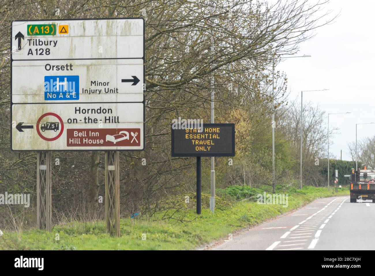 A128, Orsett, Essex, Regno Unito. 3 aprile 2020. I segnali della matrice di traffico accanto alle strade arteriose in Essex stanno chiedendo alle persone di rimanere a casa, viaggio essenziale solo durante il periodo di blocco della pandemia di Coronavirus COVID-19. Nonostante questo le strade sono abbastanza trafficate. Indicazioni per Orsett Hospital Foto Stock