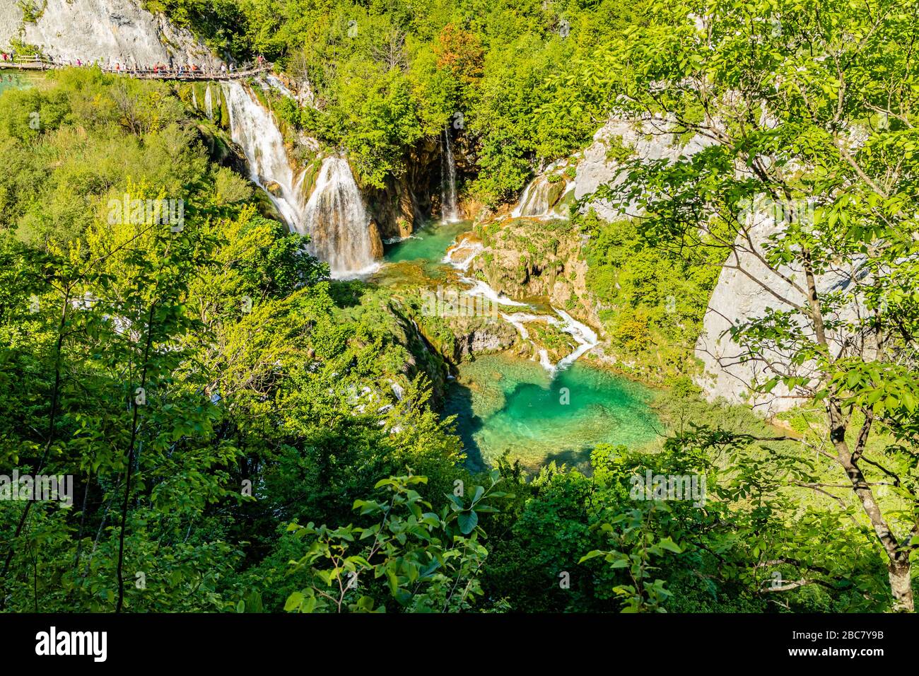 Ammira una serie di cascate e piscine di tufo e un passaggio pedonale per i turisti nel Parco Nazionale dei Laghi di Plitvice, Croazia, Europa. Maggio 2017. Foto Stock